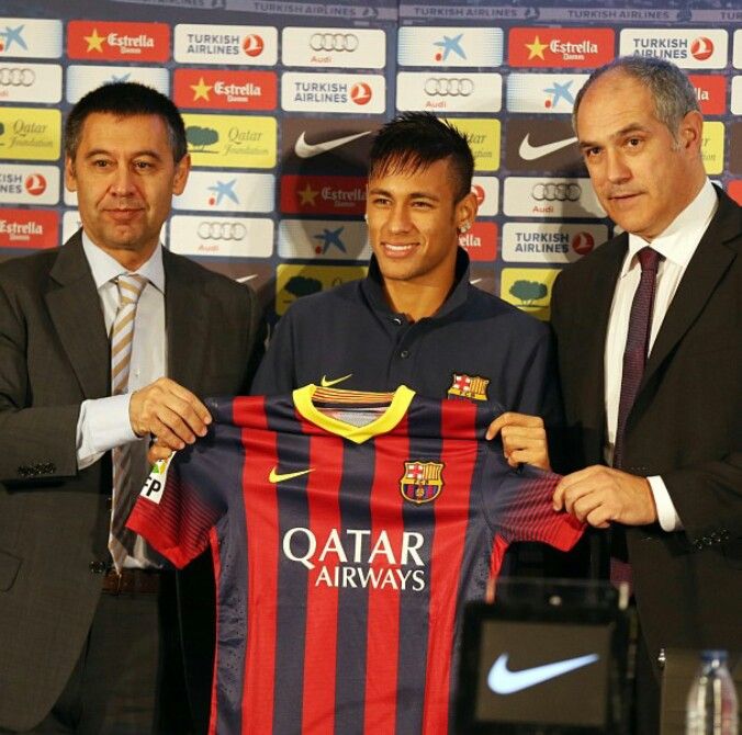 Assinatura de contrato entre jogador e clube.