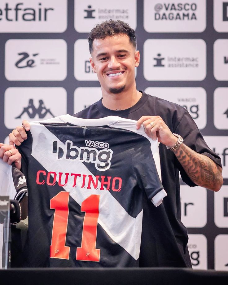 Jogador sendo apresentado por novo clube após empréstimo.