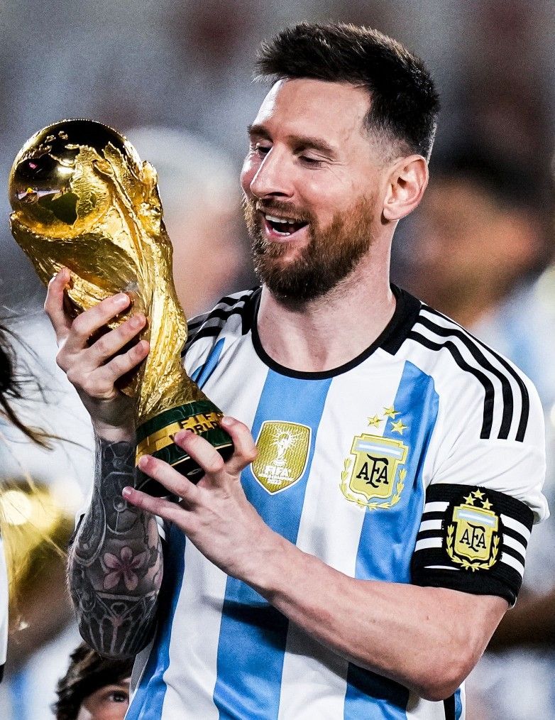 Messi com a taça da Copa do Mundo de 2022.